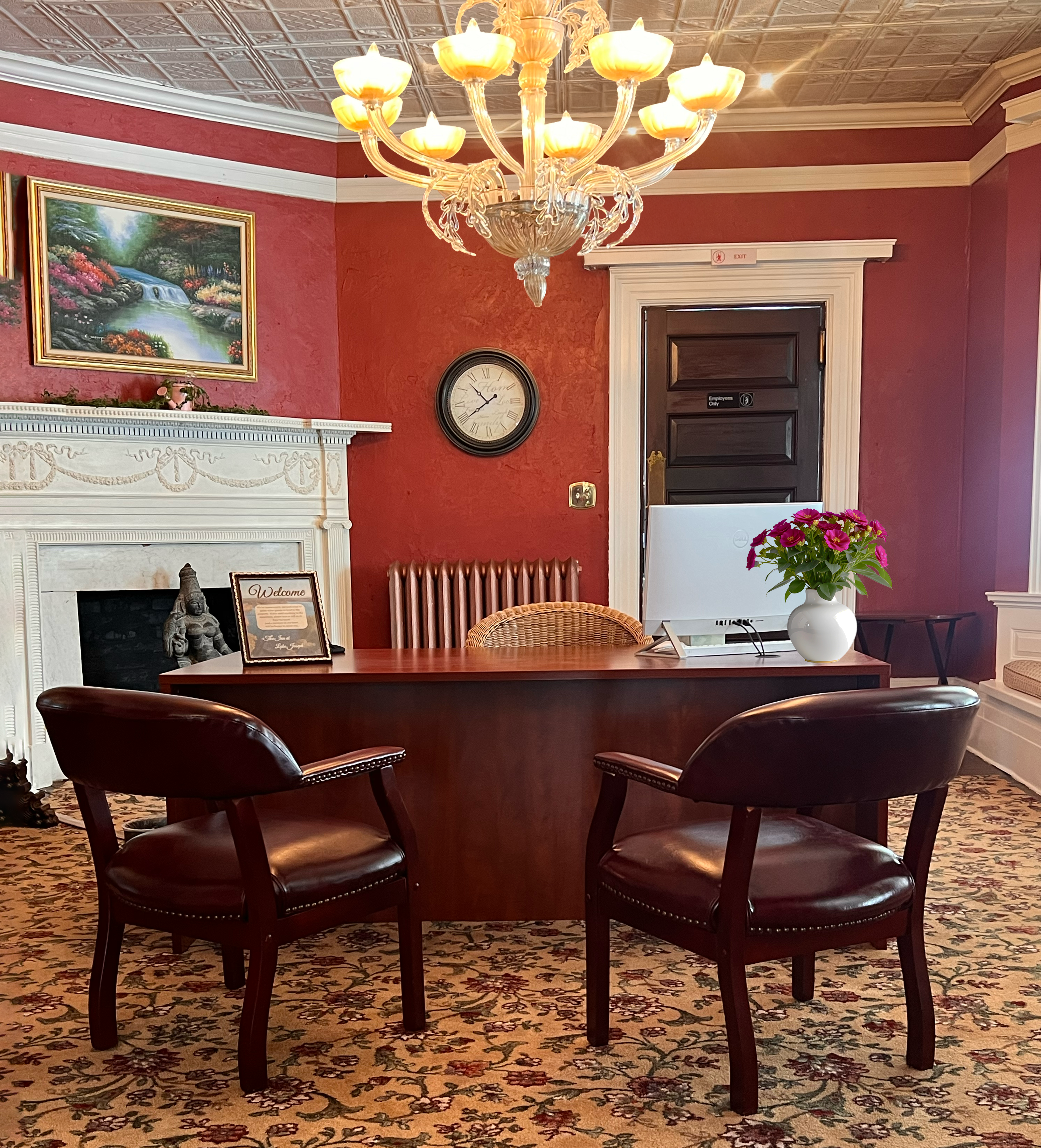 Common area inside Inn at Lake Joseph
