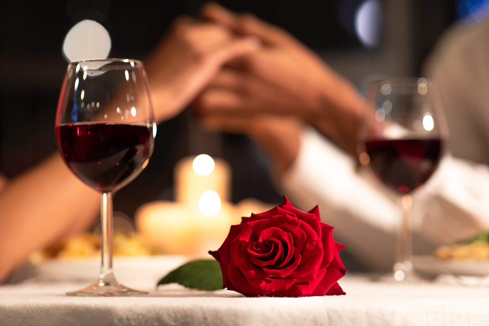 couple at dinner with glasses of champagne